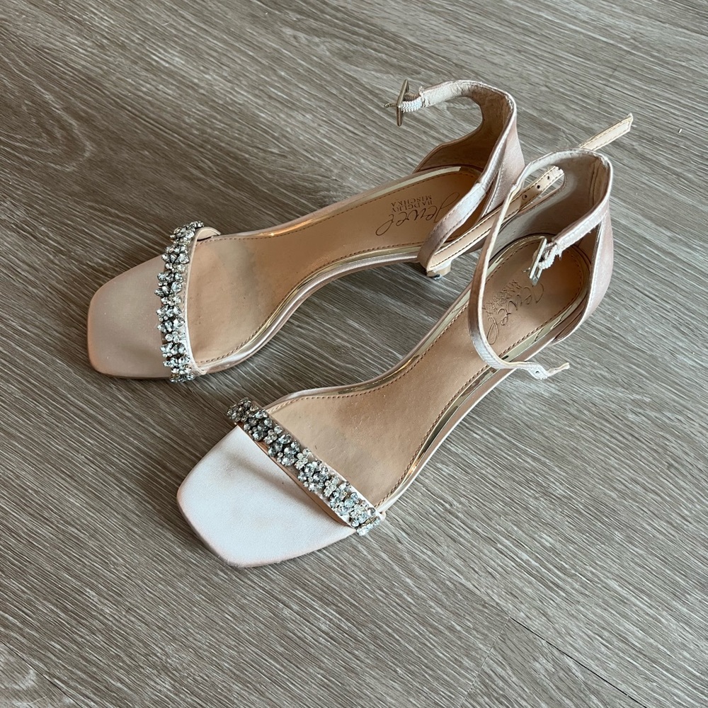 Jewel Badgley Mischka
Angel Sassy Kitten Heel in color, champagne size 8